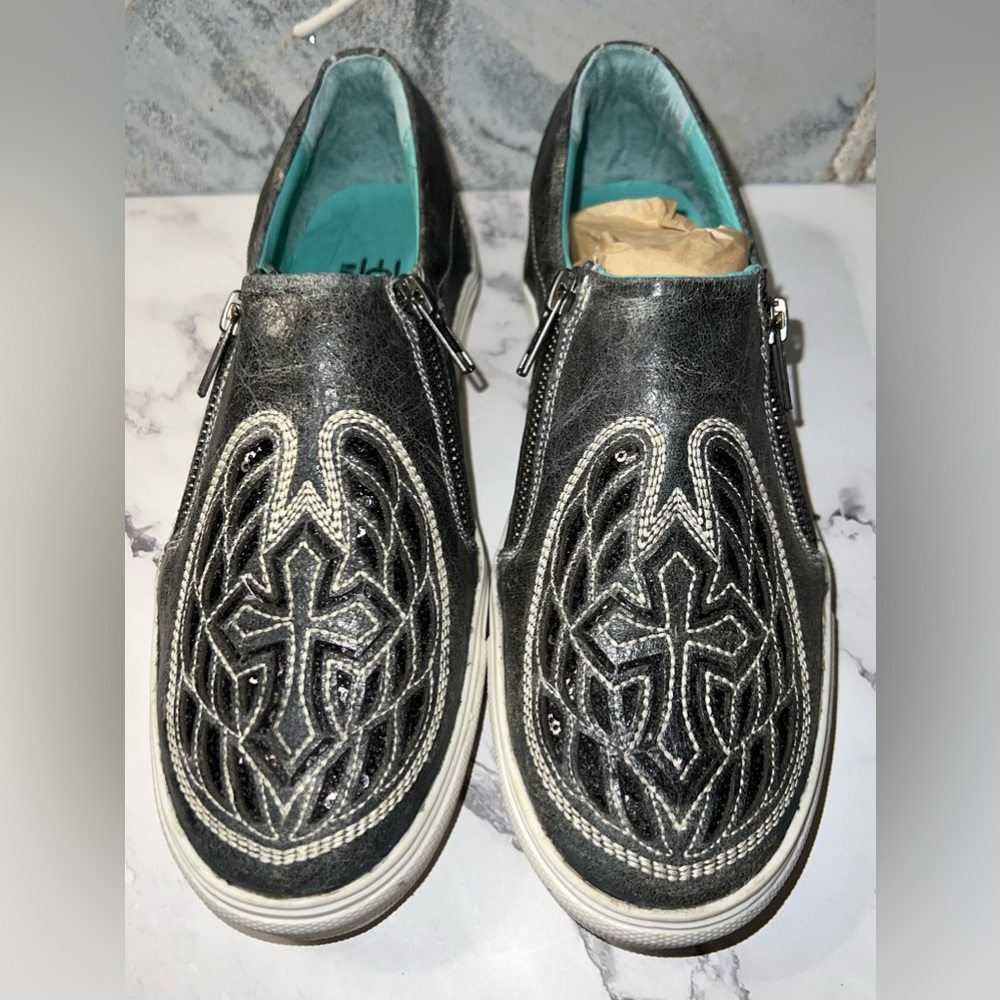 Corral Sneaker Shoes NWT. Sz 7.5 Grey Cross/Wings